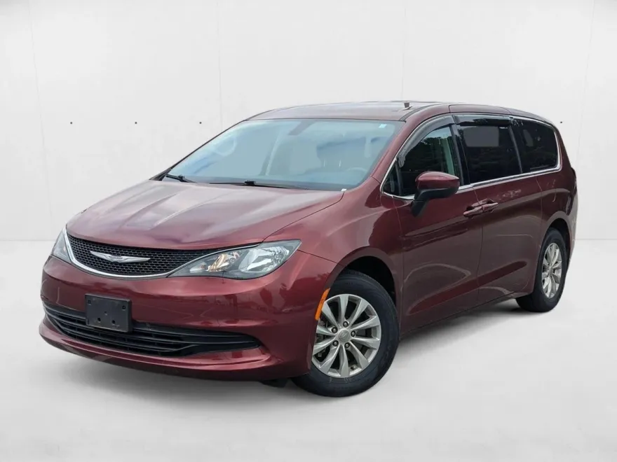 2017 Chrysler Pacifica Touring photo 1