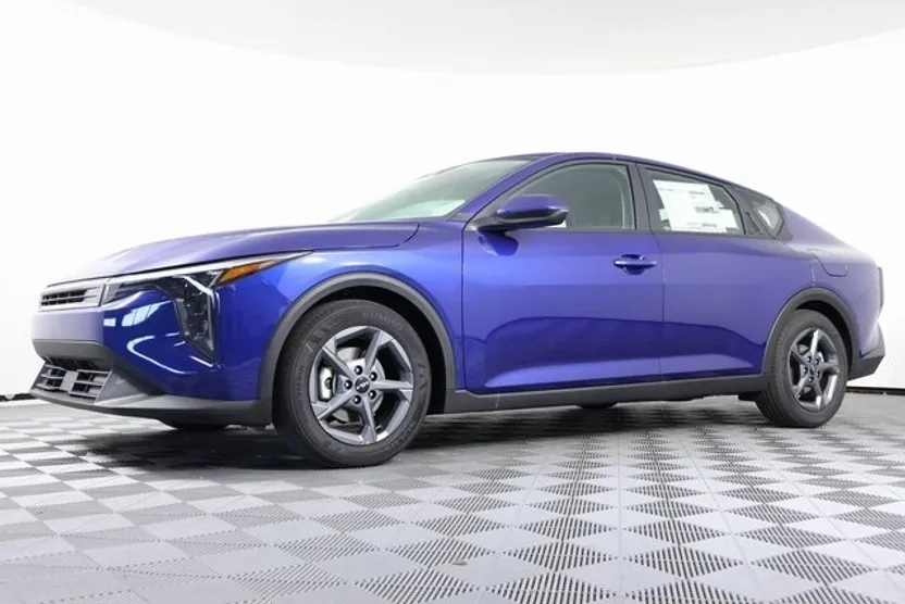 2025 Kia K4 LXS photo 1
