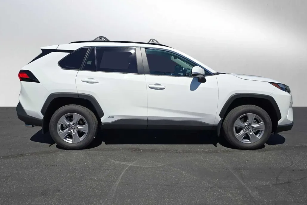 2025 Toyota RAV4 Hybrid XLE photo 1