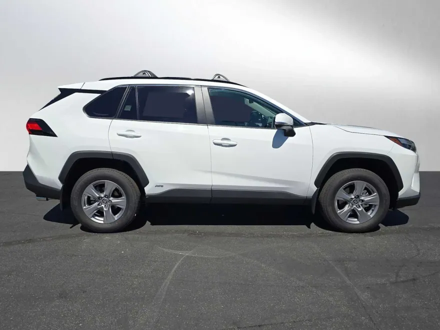 2025 Toyota RAV4 Hybrid XLE photo 1