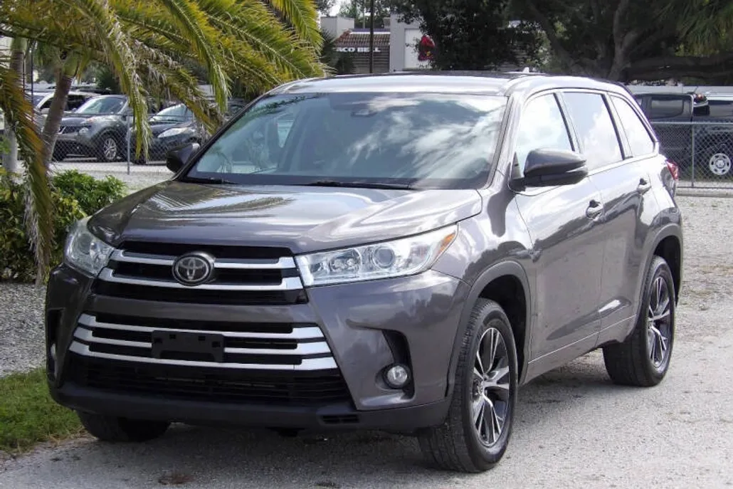 2018 Toyota Highlander LE Plus photo 1