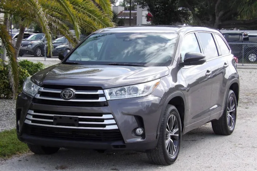 2018 Toyota Highlander LE Plus photo 1