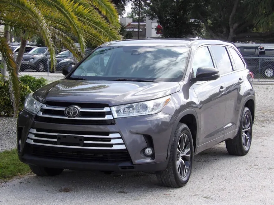 2018 Toyota Highlander LE Plus photo 1