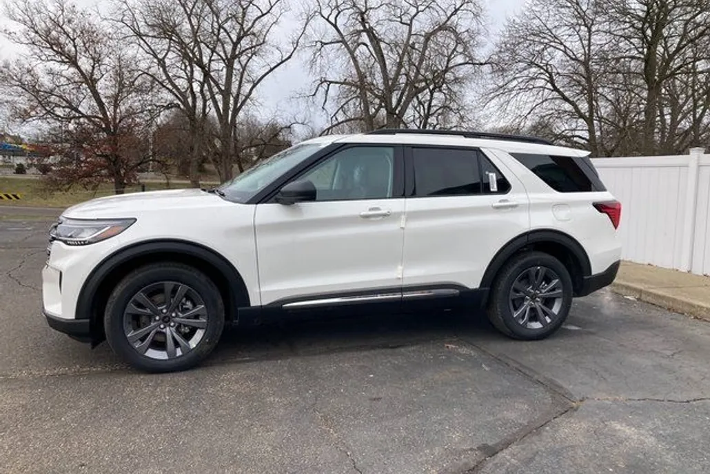 2025 Ford Explorer photo 1