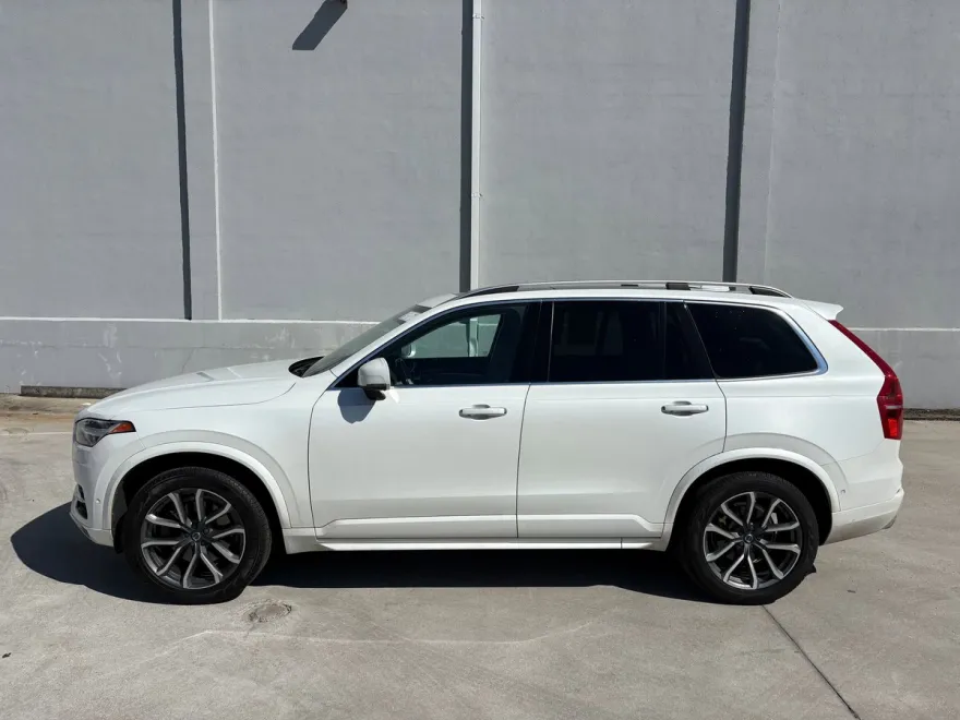 2018 Volvo XC90 Momentum photo 1