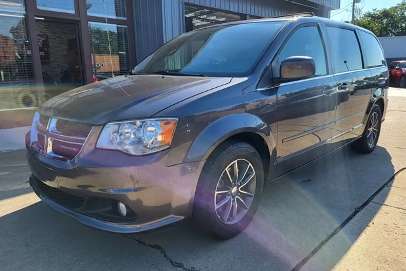 2017 Dodge Grand Caravan SXT photo 1