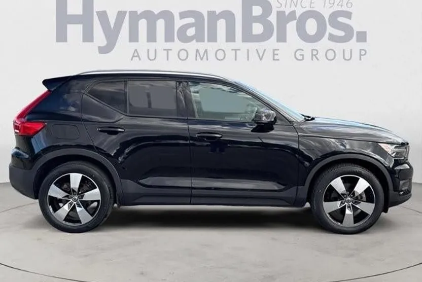 2021 Volvo XC40 T5 AWD Momentum photo 1