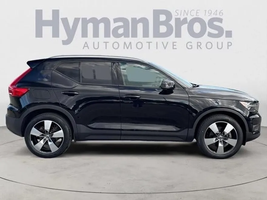 2021 Volvo XC40 T5 AWD Momentum photo 1