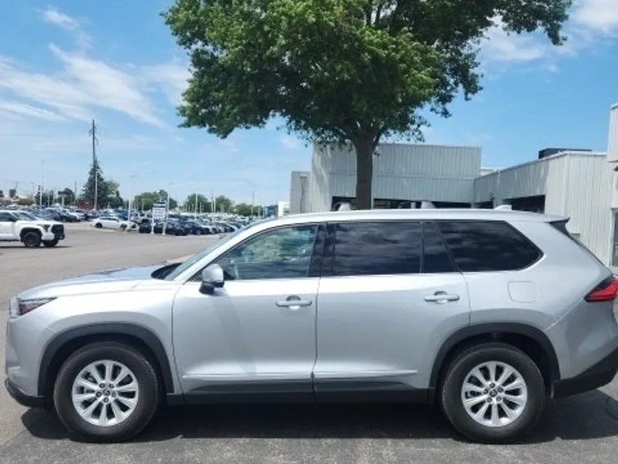 2024 Toyota Grand Highlander XLE photo 1