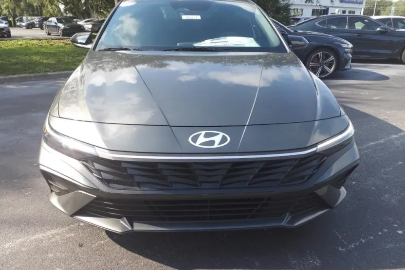 2025 Hyundai Elantra SEL Sport photo 1