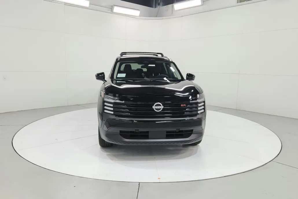 2025 Nissan Kicks SR photo 2