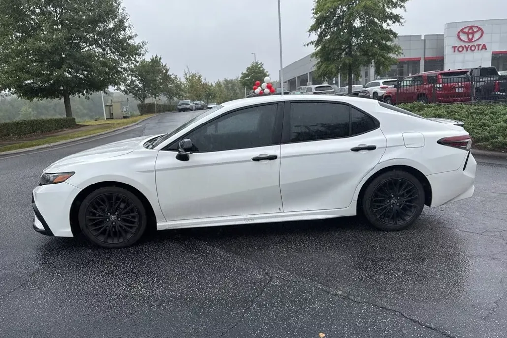 2022 Toyota Camry SE photo 1