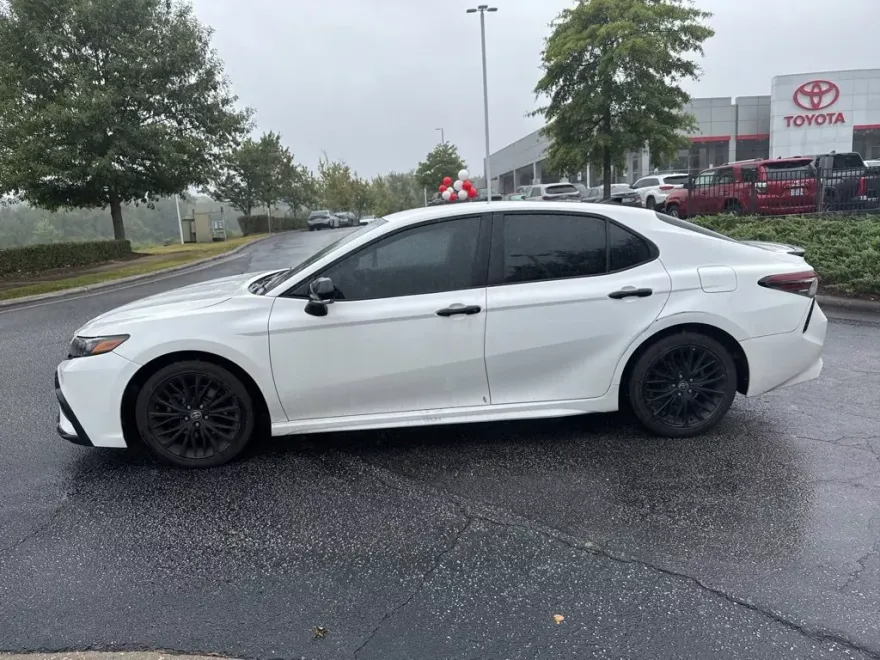 2022 Toyota Camry SE photo 1