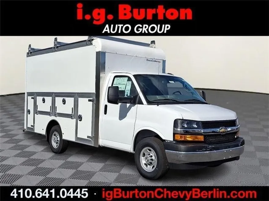 2025 Chevrolet Express Cutaway 3500 Base photo 1