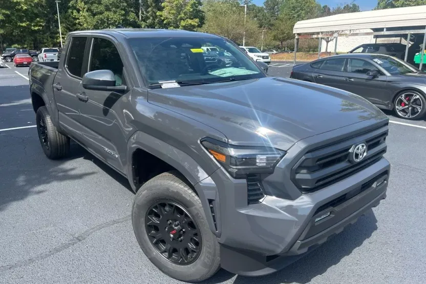 2025 Toyota Tacoma SR5 photo 1