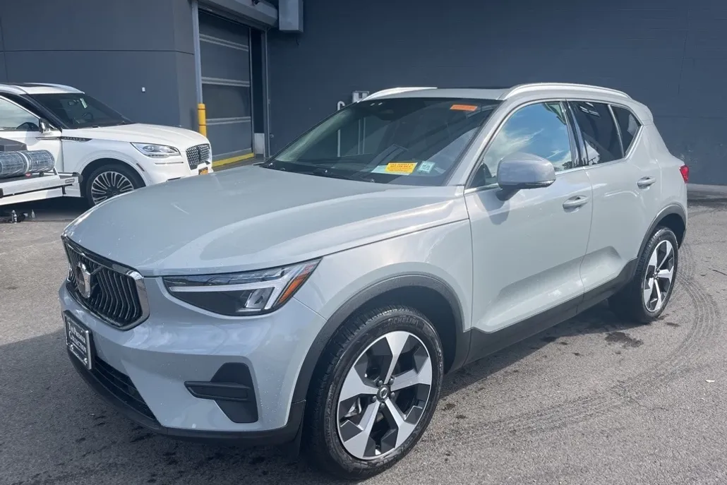 2025 Volvo XC40 Core photo 1