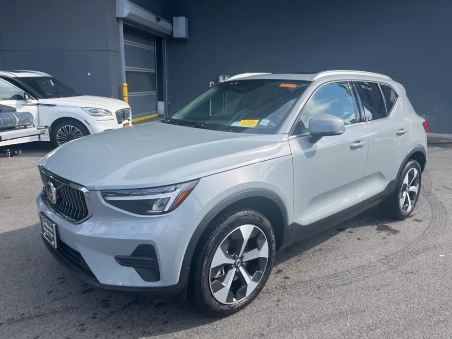 2025 Volvo XC40 Core photo 1