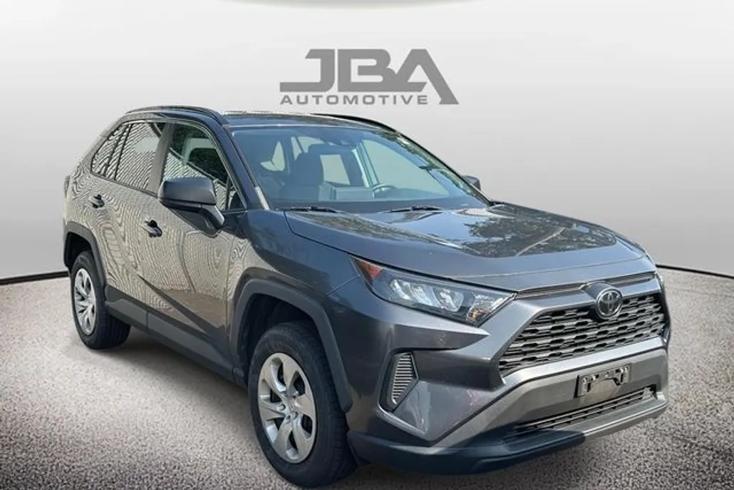 2020 Toyota RAV4 LE photo 1