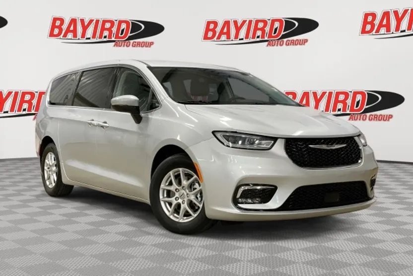 2023 Chrysler Pacifica Touring L photo 1