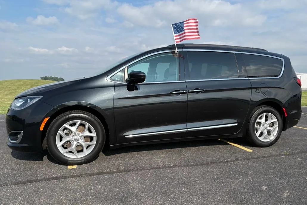 2017 Chrysler Pacifica Touring L photo 1