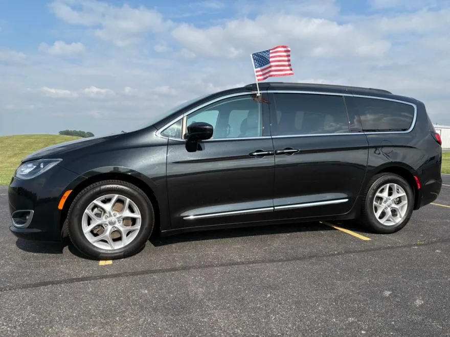 2017 Chrysler Pacifica Touring L photo 1