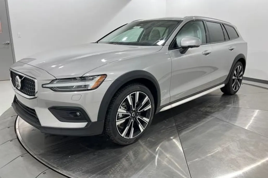 2025 Volvo V60 Cross Country B5 photo 1