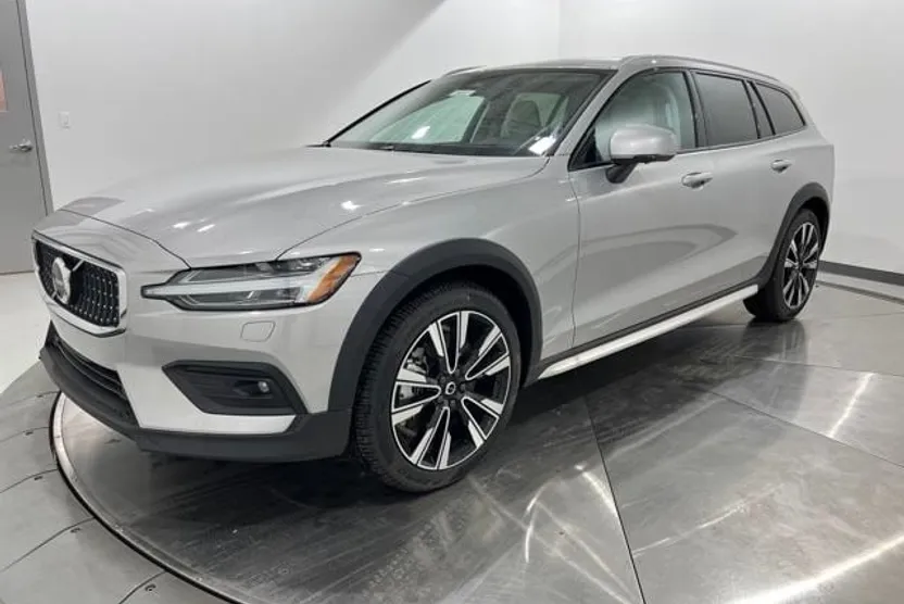 2025 Volvo V60 Cross Country B5 photo 1