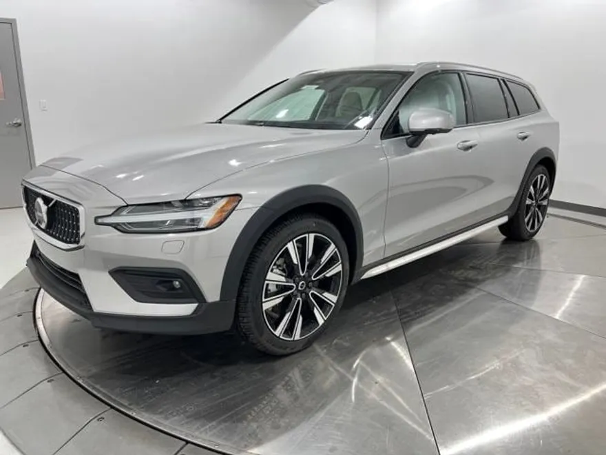 2025 Volvo V60 Cross Country B5 photo 1
