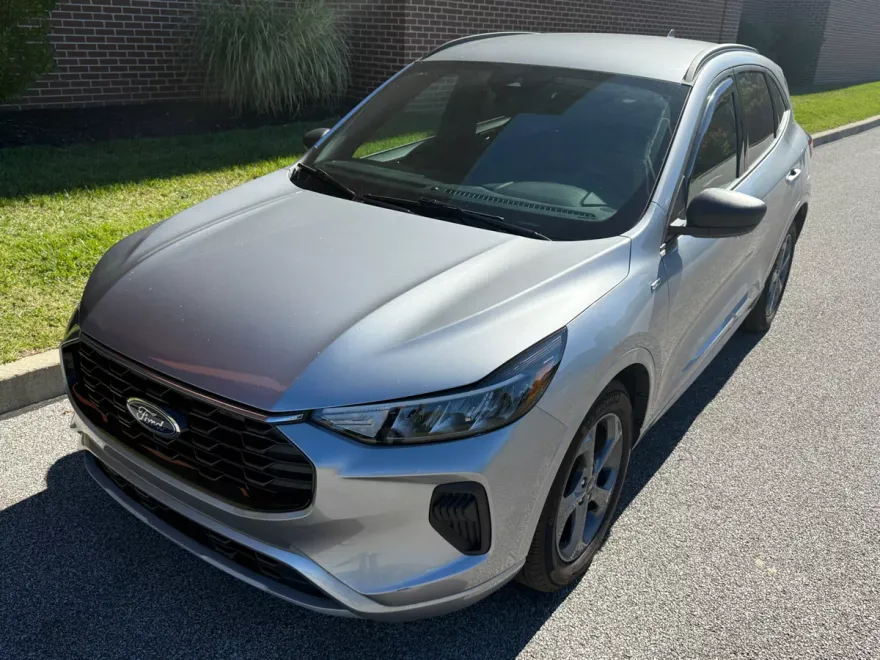 2023 Ford Escape ST-Line photo 1