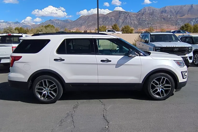2017 Ford Explorer Sport photo 1
