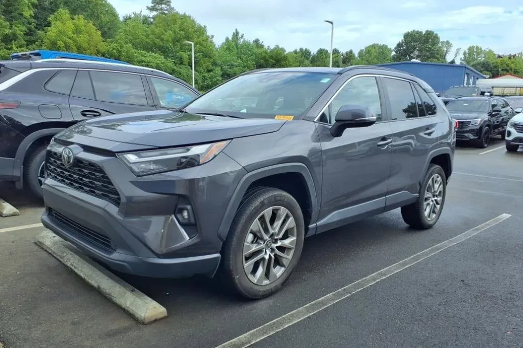 2023 Toyota RAV4 XLE Premium photo 1