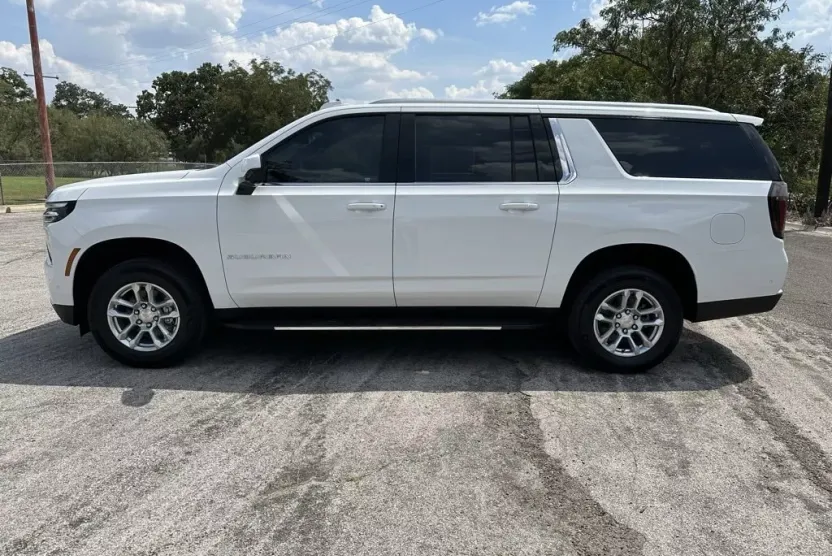 2026 Chevrolet Suburban LT photo 1
