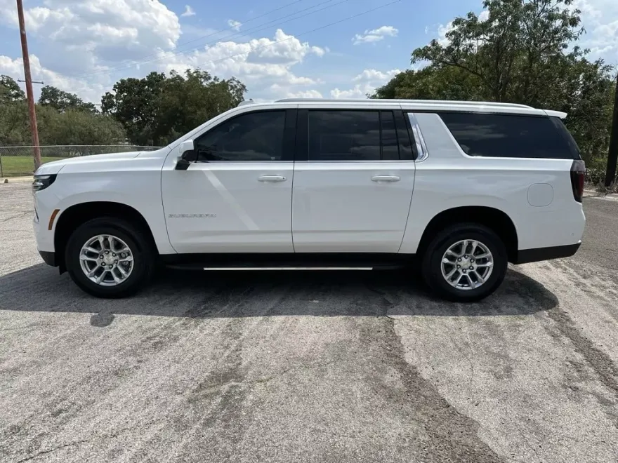 2026 Chevrolet Suburban LT photo 1