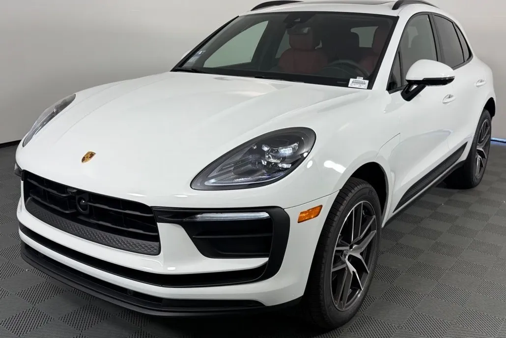 2026 Porsche Macan T photo 1