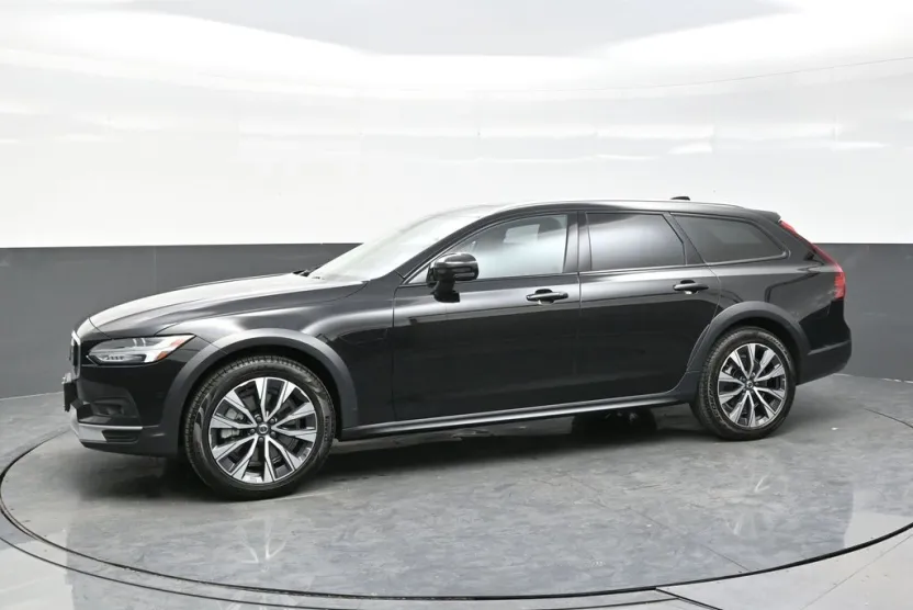 2023 Volvo V90 Cross Country B6 Plus photo 1