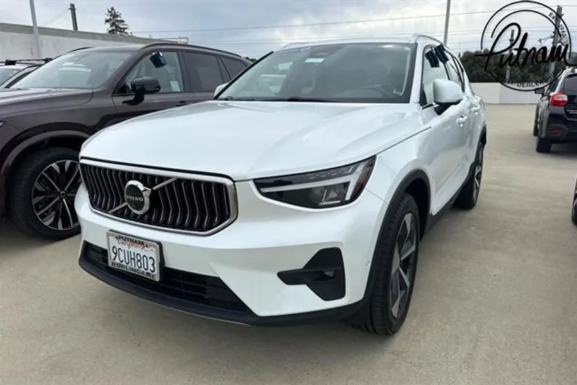2023 Volvo XC40 Plus photo 1