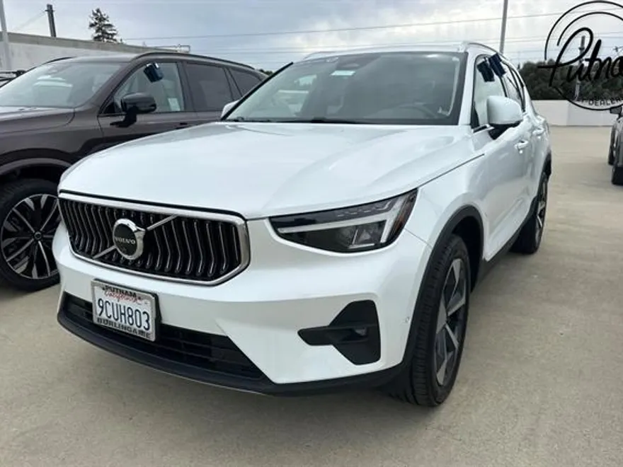 2023 Volvo XC40 Plus photo 1