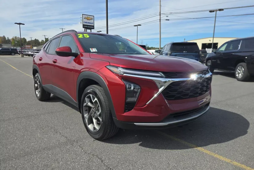 2025 Chevrolet Trax LT photo 1