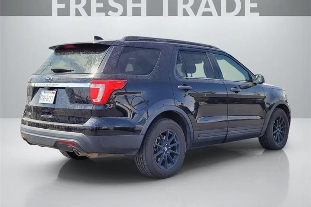 2016 Ford Explorer Base photo 1