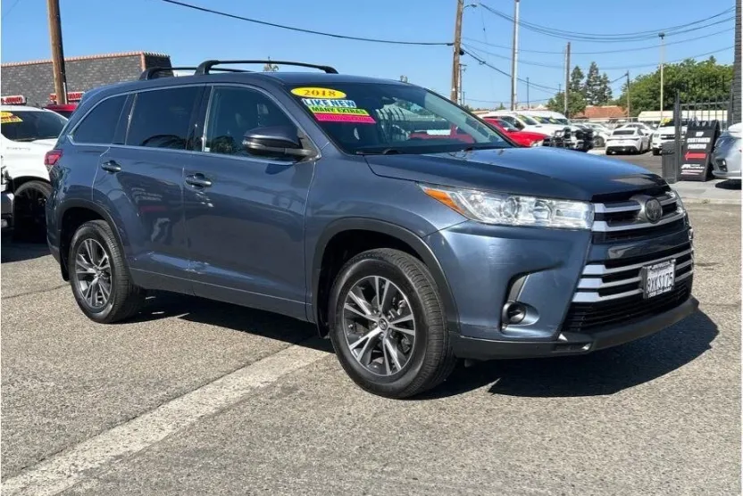 2018 Toyota Highlander LE Plus photo 1