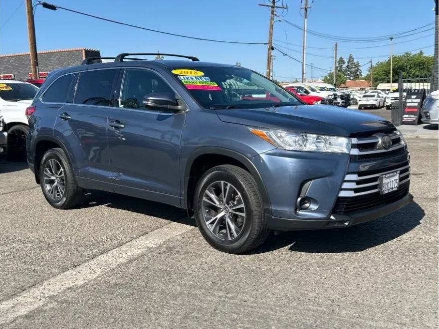 2018 Toyota Highlander LE Plus photo 1