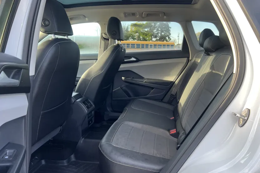 2023 Volkswagen Taos SE photo 1