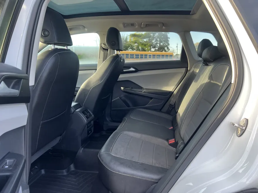 2023 Volkswagen Taos SE photo 1