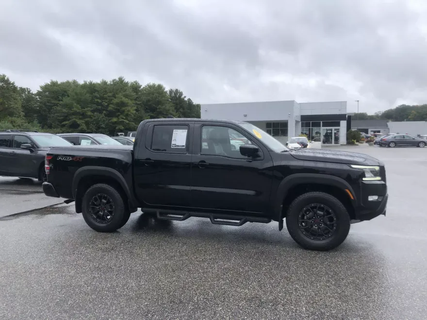 2022 Nissan Frontier PRO-4X Crew Cab photo 1