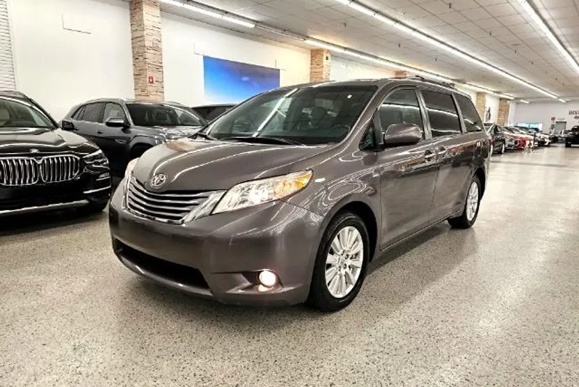 2017 Toyota Sienna XLE photo 1