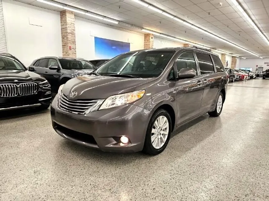2017 Toyota Sienna XLE photo 1
