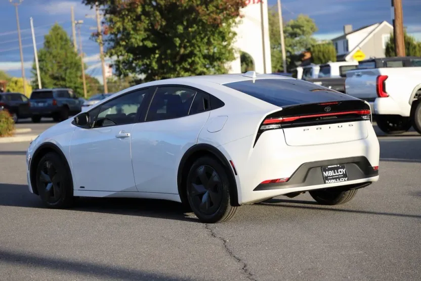 2023 Toyota Prius LE photo 1