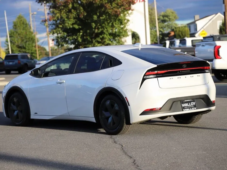 2023 Toyota Prius LE photo 1