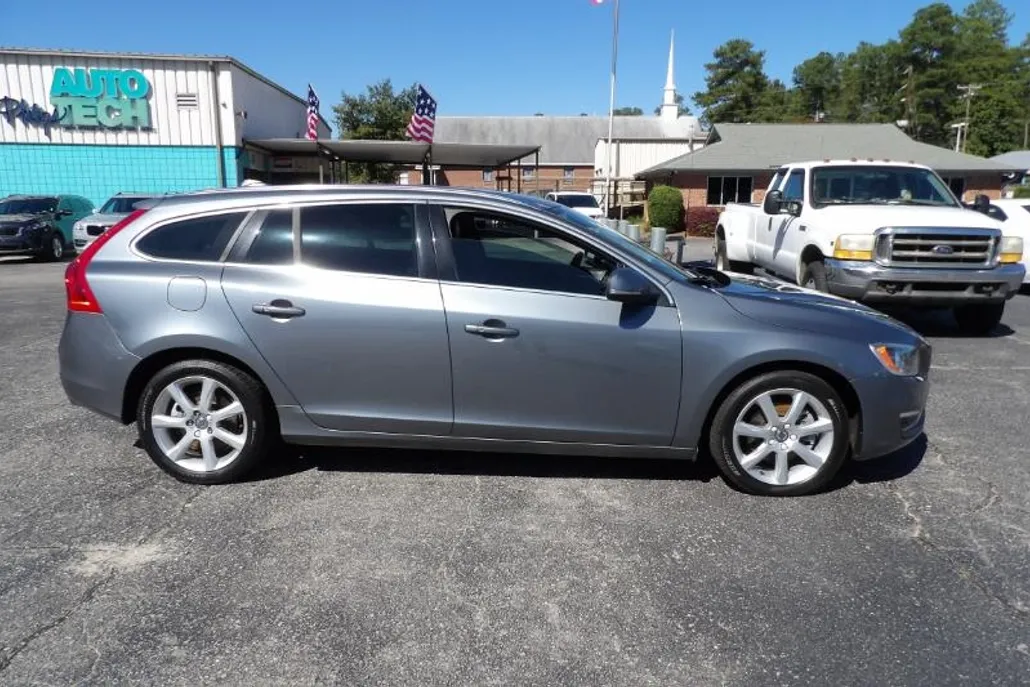 2017 Volvo V60 T5 Premier photo 1