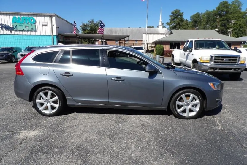 2017 Volvo V60 T5 Premier photo 1